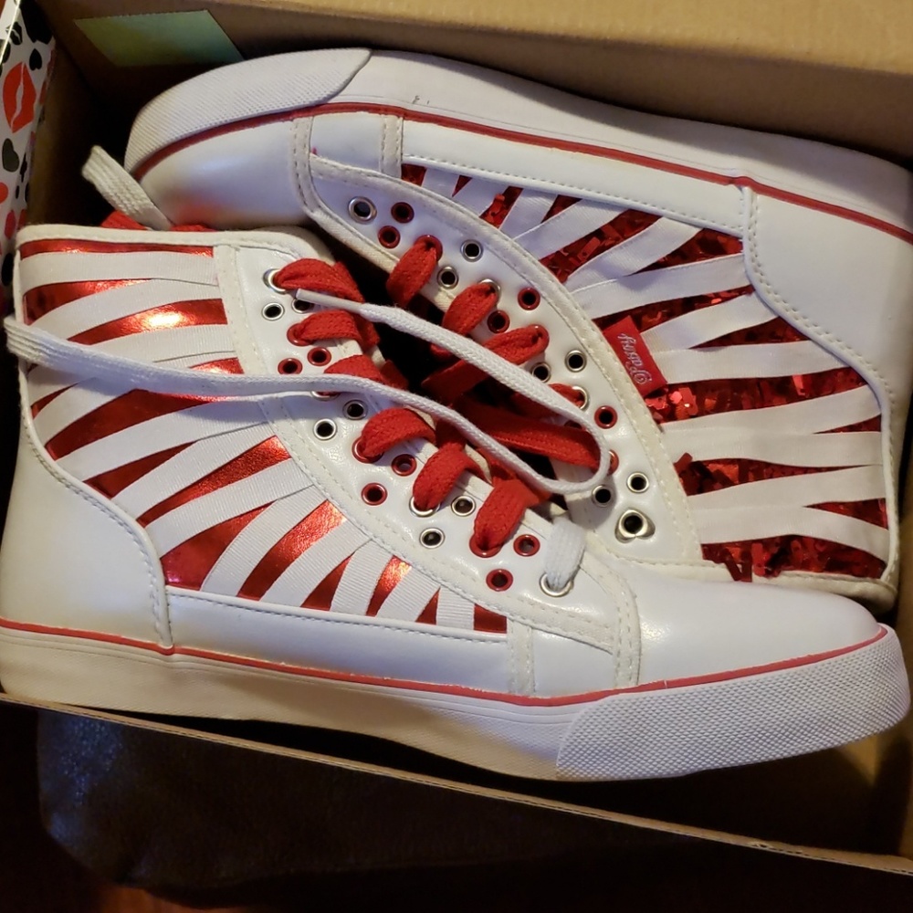 Red and white vintage tennis shoes sneakers size 8